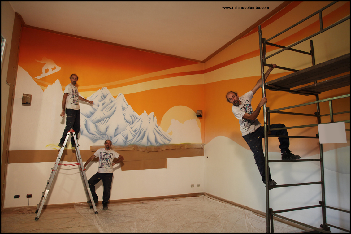 Decorazioni interni. boiserie dipinta ingresso corridoio u scale in ... Decoratrice di interni